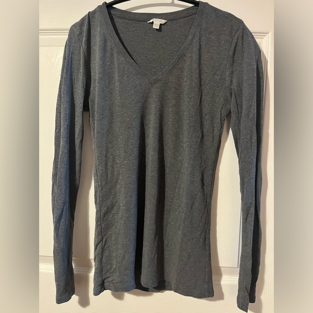 Uniqlo v-neck long sleeve gray t-shirt